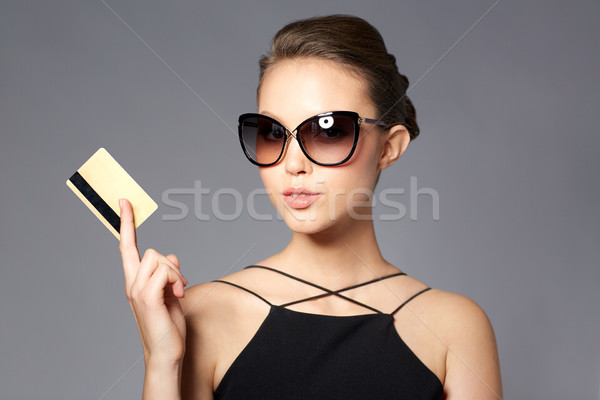 Belo mulher jovem elegante preto óculos de sol compras Foto stock © dolgachov