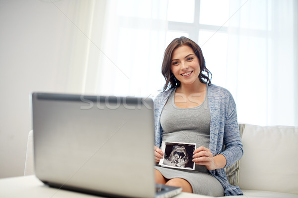 Fericit femeie gravida ultrasunete imagine acasă sarcină Imagine de stoc © dolgachov