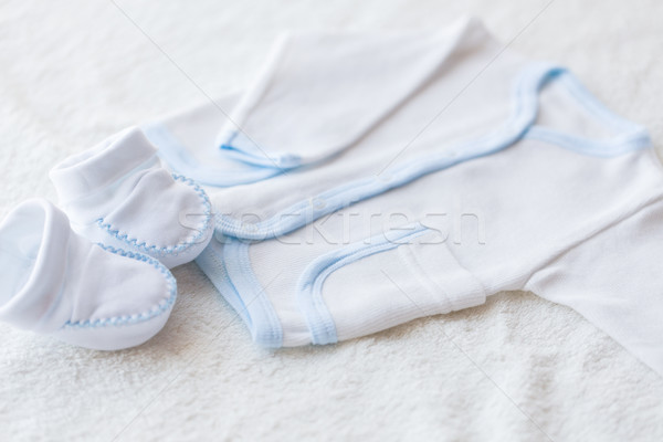 關閉 嬰兒 男孩 衣服 表 商業照片 © dolgachov