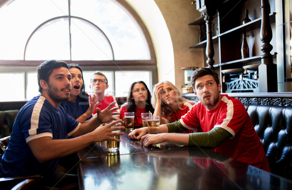 Fans amis regarder football sport bar [[stock_photo]] © dolgachov