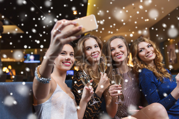 Foto stock: Mulheres · champanhe · boate · celebração · amigos