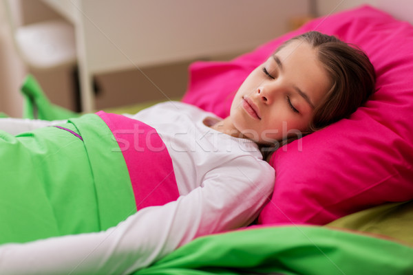 Meisje slapen bed home kinderen mensen Stockfoto © dolgachov