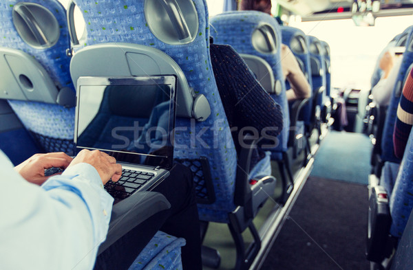 男子 智能手機 筆記本電腦 旅行 總線 運輸 商業照片 © dolgachov