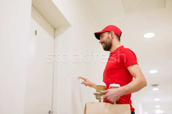 Mensajero café alimentos timbre de la puerta entrega mail Foto stock © dolgachov