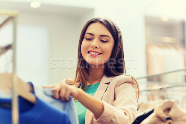 Stockfoto: Gelukkig · jonge · vrouw · kiezen · kleding · mall · verkoop