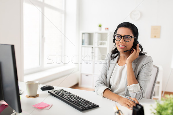 Stockfoto: Zakenvrouw · hoofdtelefoon · computer · kantoor · communicatie · zakenlieden