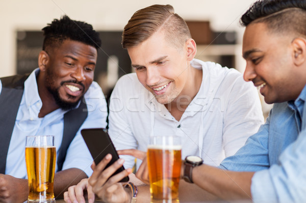 Сток-фото: мужчины · друзей · смартфон · питьевой · пива · Бар
