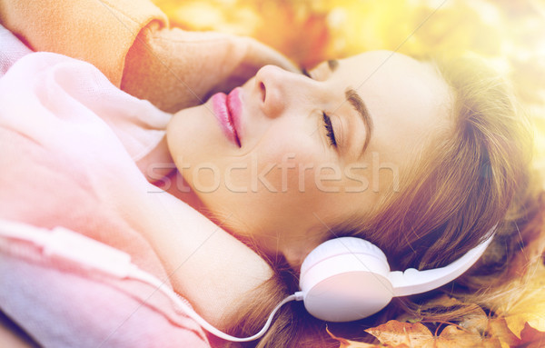 [[stock_photo]]: Femme · casque · écouter · de · la · musique · saison · d'automne · technologie · personnes