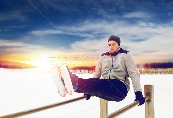 Junger Mann parallel Bars Winter Fitness Stock foto © dolgachov