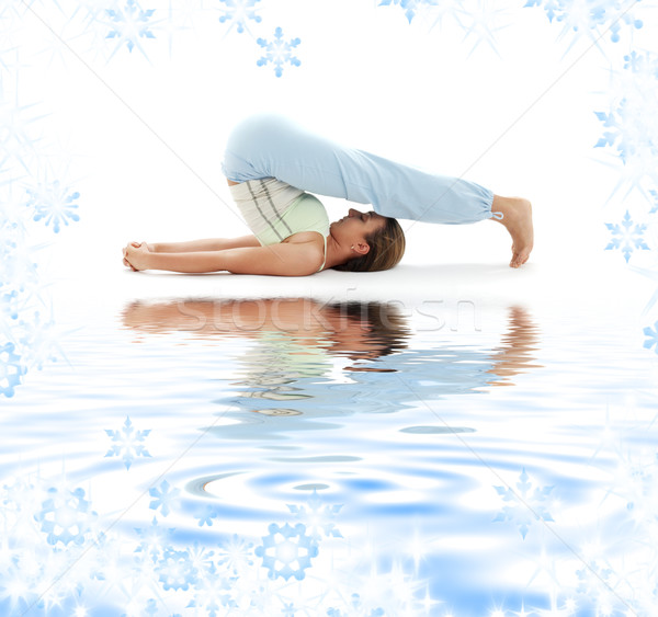 Pose wit zand meisje oefenen vrouw Stockfoto © dolgachov