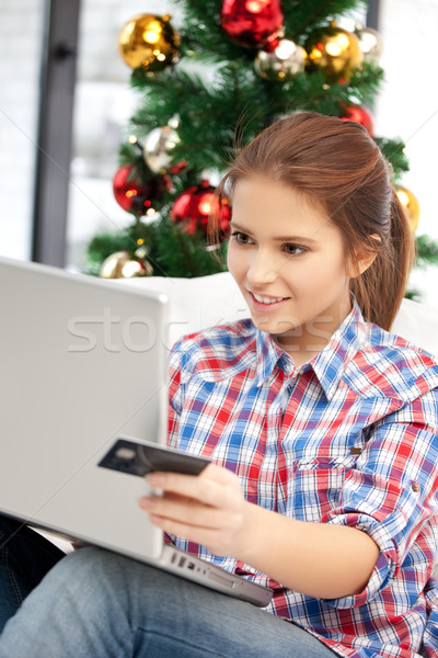 Foto stock: Mulher · computador · portátil · cartão · de · crédito · feliz · árvore · de · natal · dinheiro