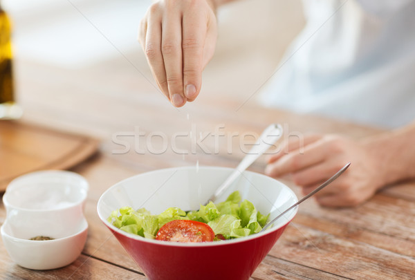 Mannelijke handen saladeschaal koken home Stockfoto © dolgachov