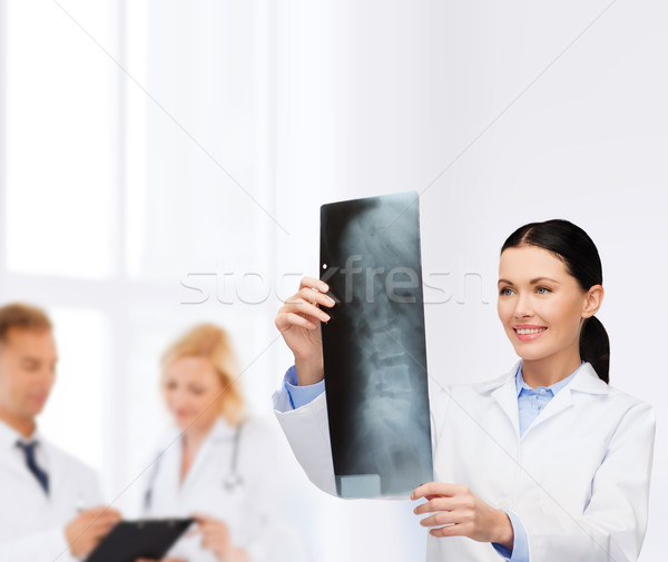 Zâmbitor femeie medic uita Xray asistenţă medicală Imagine de stoc © dolgachov
