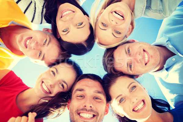 Grup adolescenti uita in jos vară concediu vacanţă Imagine de stoc © dolgachov