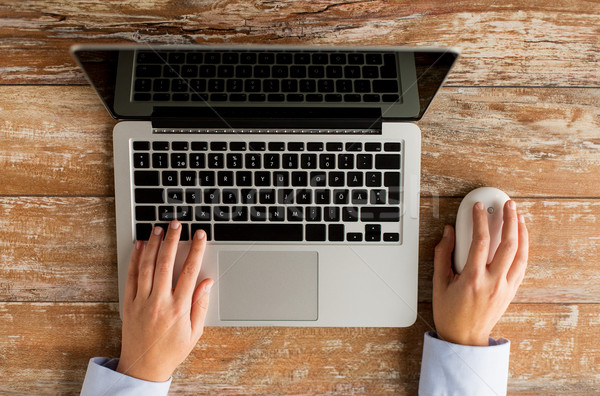 Stockfoto: Vrouwelijke · handen · laptop · muis · business