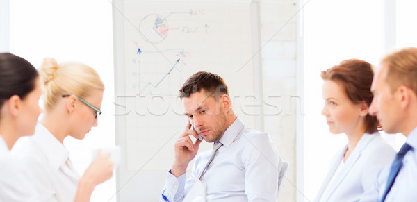 Hangsúlyos férfi főnök üzleti megbeszélés csapat iroda Stock fotó © dolgachov