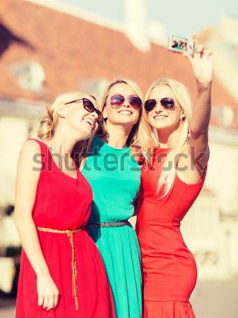 Grup gülen kadın güneş gözlüğü plaj yaz tatili Stok fotoğraf © dolgachov
