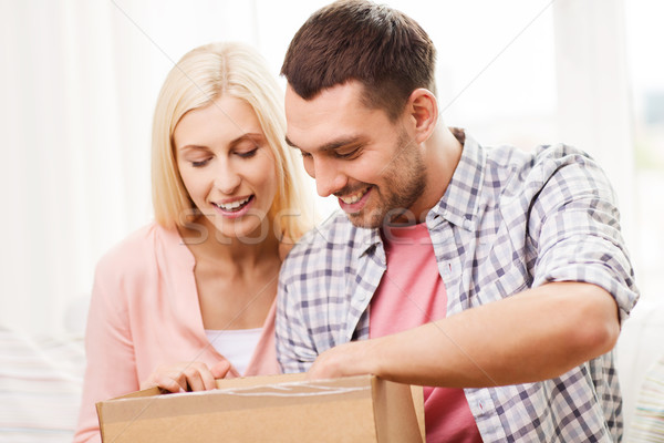 Feliz Pareja paquete cuadro casa personas Foto stock © dolgachov