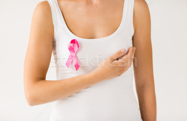 Femeie roz cancer constientizare panglică asistenţă medicală Imagine de stoc © dolgachov