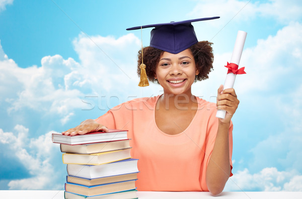 [[stock_photo]]: Heureux · africaine · baccalauréat · fille · livres · diplôme