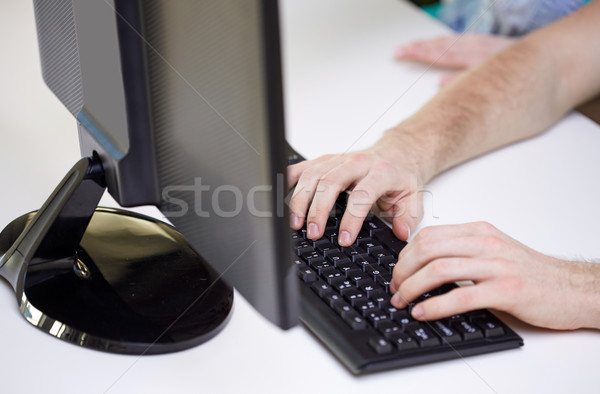 Foto stock: Masculina · manos · portátil · escribiendo · escuela