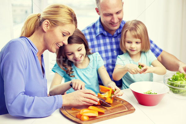 Familia feliz dos ninos cocina casa alimentos Foto stock © dolgachov