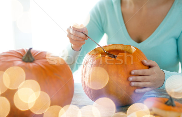 Vrouw pompoenen home vakantie halloween Stockfoto © dolgachov