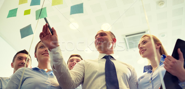 Sorridente pessoas de negócios marcador adesivos trabalho em equipe planejamento Foto stock © dolgachov