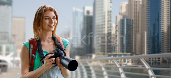 Femme sac à dos caméra Dubaï ville aventure [[stock_photo]] © dolgachov