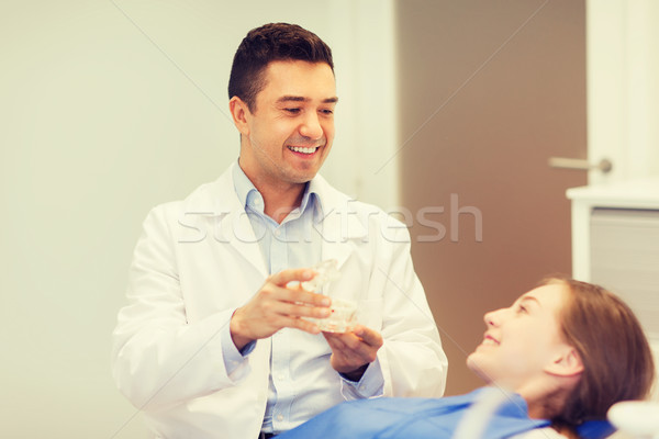 快樂 牙科醫生 顯示 顎 佈局 病人 商業照片 © dolgachov