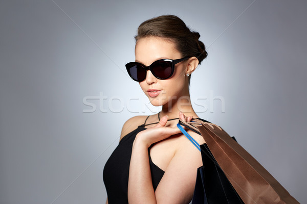 Mutlu kadın siyah güneş gözlüğü satış Stok fotoğraf © dolgachov