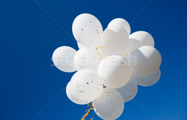 Közelkép fehér hélium léggömbök kék ég ünnepek Stock fotó © dolgachov