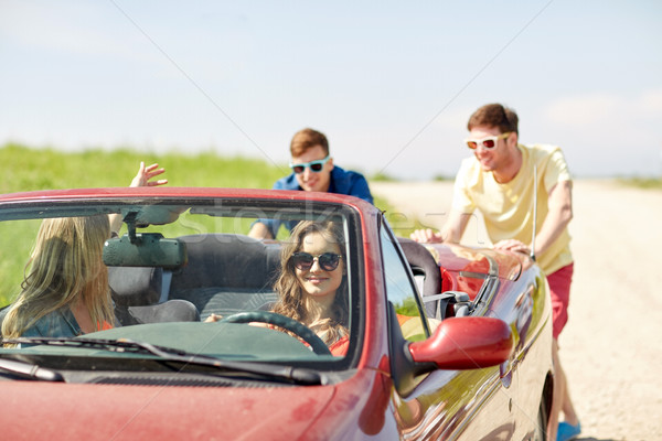 Fericit prietenii spart cabrioleta maşină Imagine de stoc © dolgachov