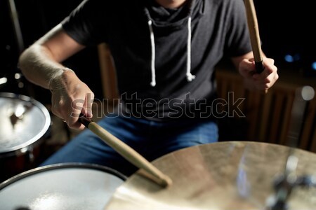 Masculino músico jogar bateria concerto música Foto stock © dolgachov