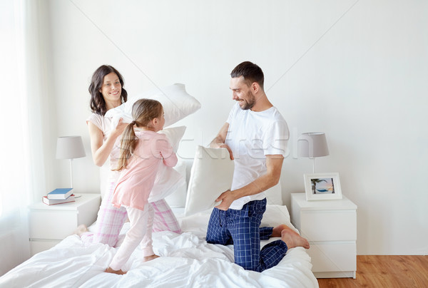 Mutlu aile yastık kavgası yatak ev insanlar aile Stok fotoğraf © dolgachov