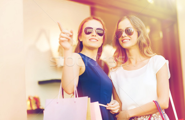 Felice giovani donne mall vendita consumismo Foto d'archivio © dolgachov