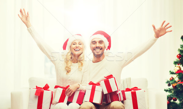Foto stock: Feliz · Pareja · casa · Navidad · cajas · de · regalo · vacaciones