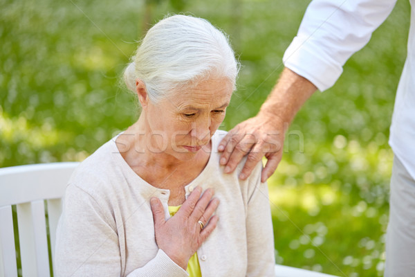 Senior vrouw gevoel ziek zomer park Stockfoto © dolgachov