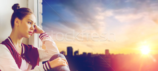 Stockfoto: Triest · mooie · tienermeisje · vergadering · vensterbank · mensen