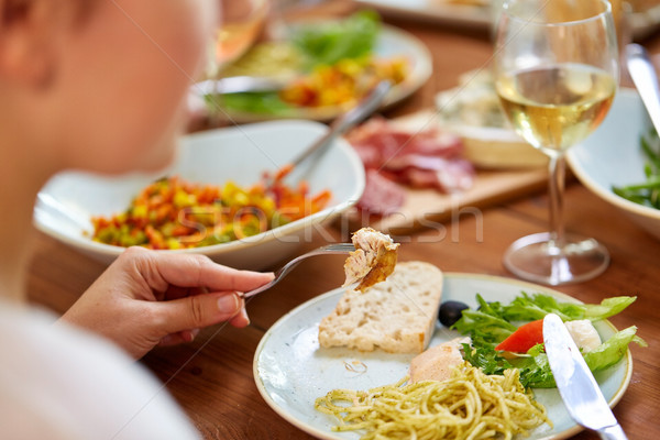 Eller kadın yeme makarna tavuk gıda Stok fotoğraf © dolgachov