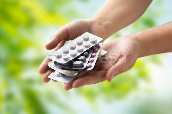 Foto stock: Mulher · mãos · pílulas · medicina · saúde