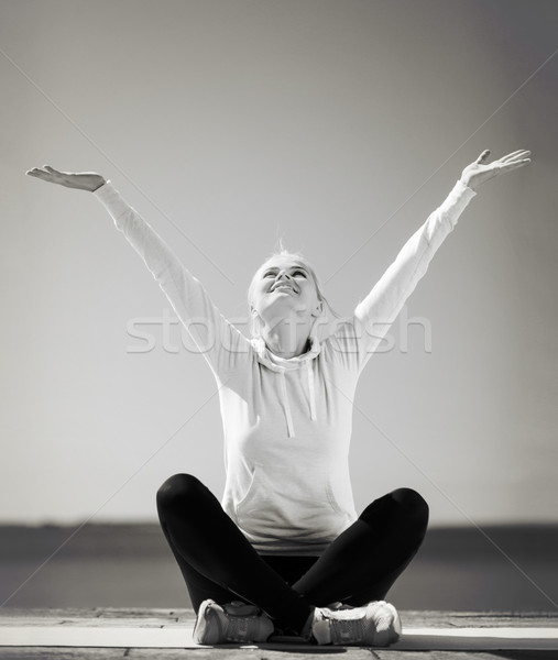 女子 瑜伽 戶外活動 健身 生活方式 天空 商業照片 © dolgachov
