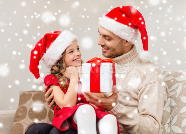 Mosolyog apa lánygyermek tart ajándék doboz karácsony Stock fotó © dolgachov