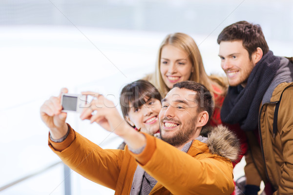 Fericit prietenii aparat foto patinaj oameni Imagine de stoc © dolgachov