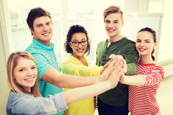 Stockfoto: Vijf · glimlachend · studenten · high · five · school · onderwijs