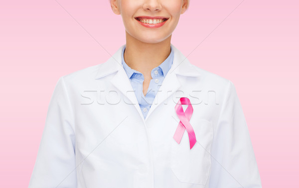 Sonriendo femenino médico cáncer conciencia cinta Foto stock © dolgachov