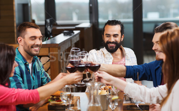 Freunde Esszimmer trinken Wein Restaurant Freizeit Stock foto © dolgachov