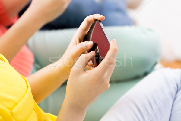 Közelkép kezek sms chat okostelefon otthon emberek Stock fotó © dolgachov