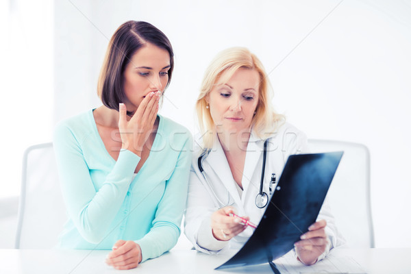 Orvos beteg néz röntgen egészségügy orvosi Stock fotó © dolgachov