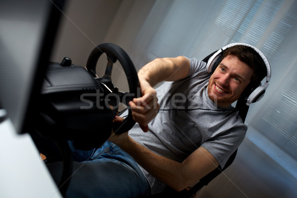 Mann spielen Auto racing Videospiel home Stock foto © dolgachov